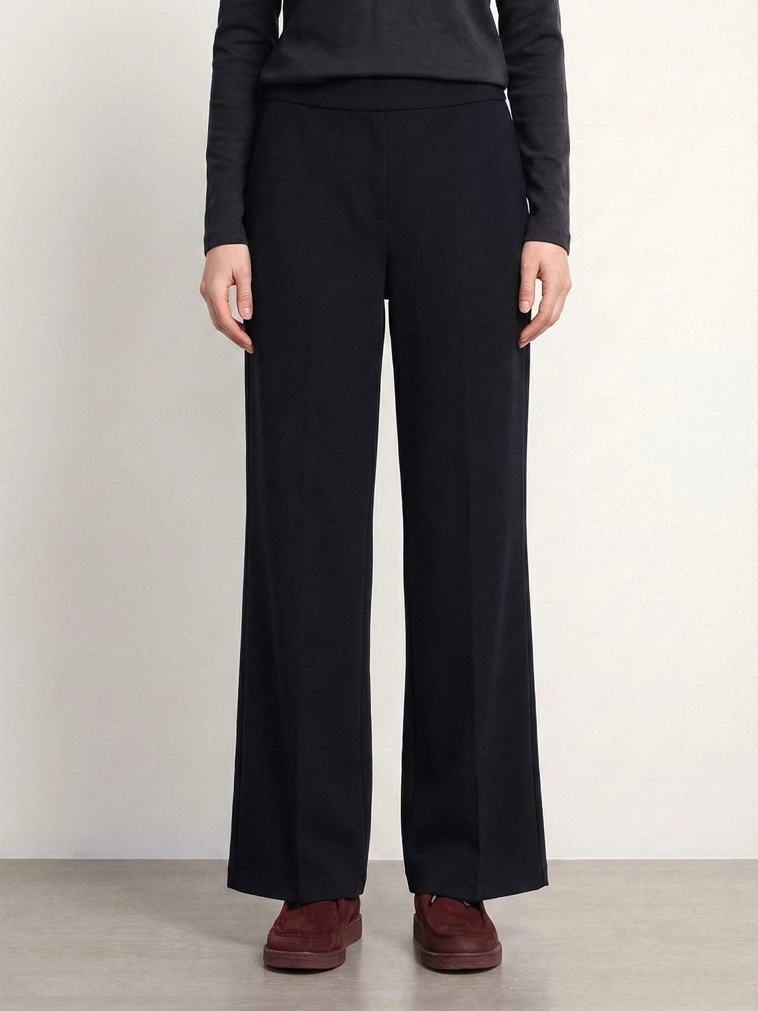 Брюки трикотажные темно-синего цвета из смесового хлопка